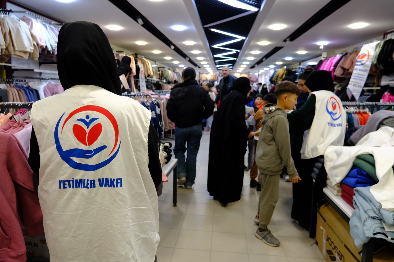 Weqfa Sêwîyan li Wanê alîkariya cil û bergan kir