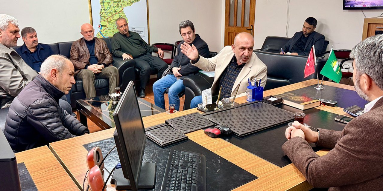 Li Diyarbekirê xebatkarên ji kar hatine avêtin Parlamenterê HUDA PARê Faruk Dînç ziyaret kirin