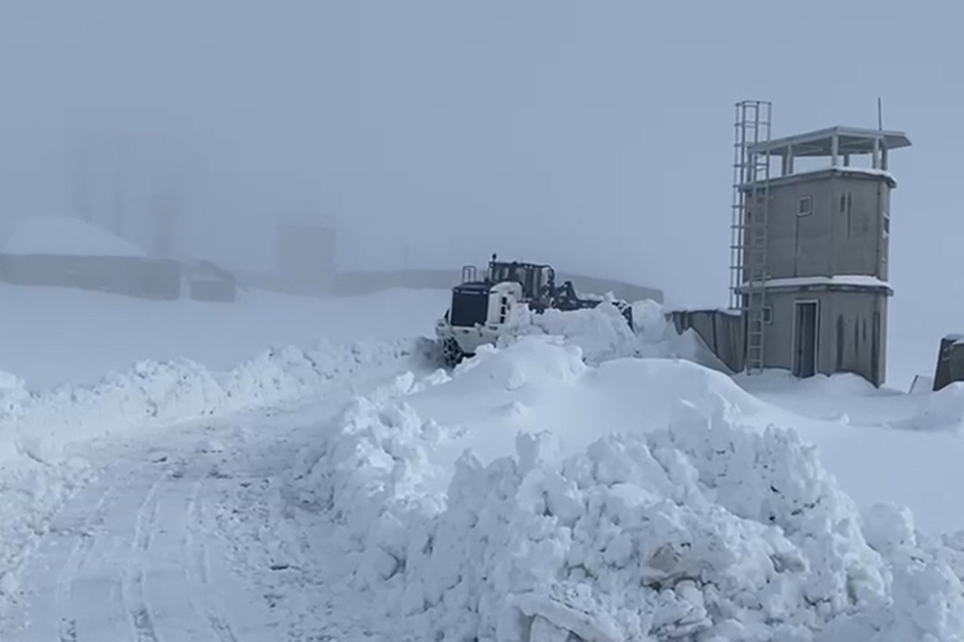 Li Şirnexê berf barîya û rêyê gundan hatin girtin