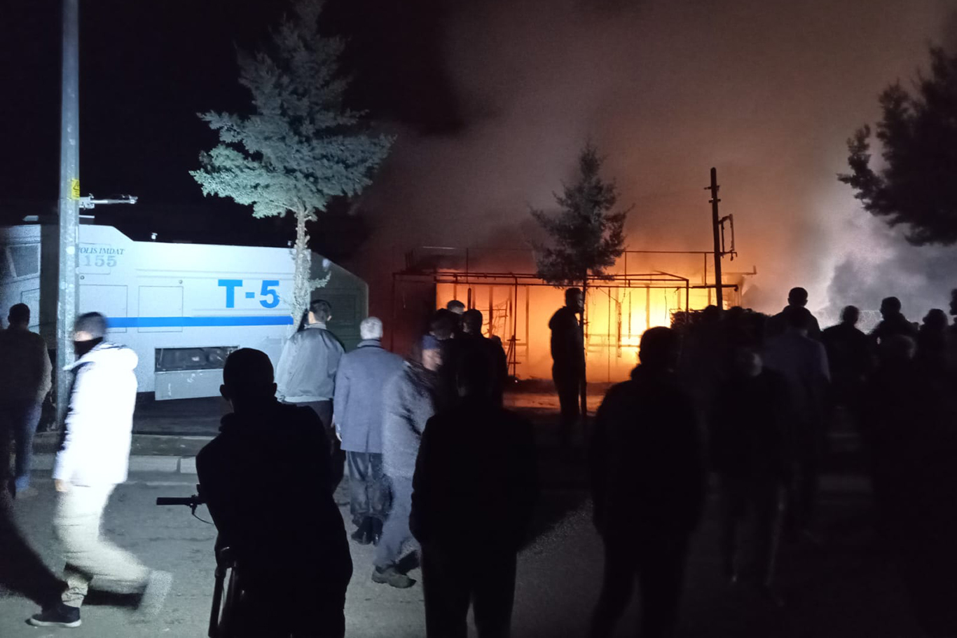 Diyarbakır'ın Dicle ilçesinde çıkan yangında bir işyeri küle döndü