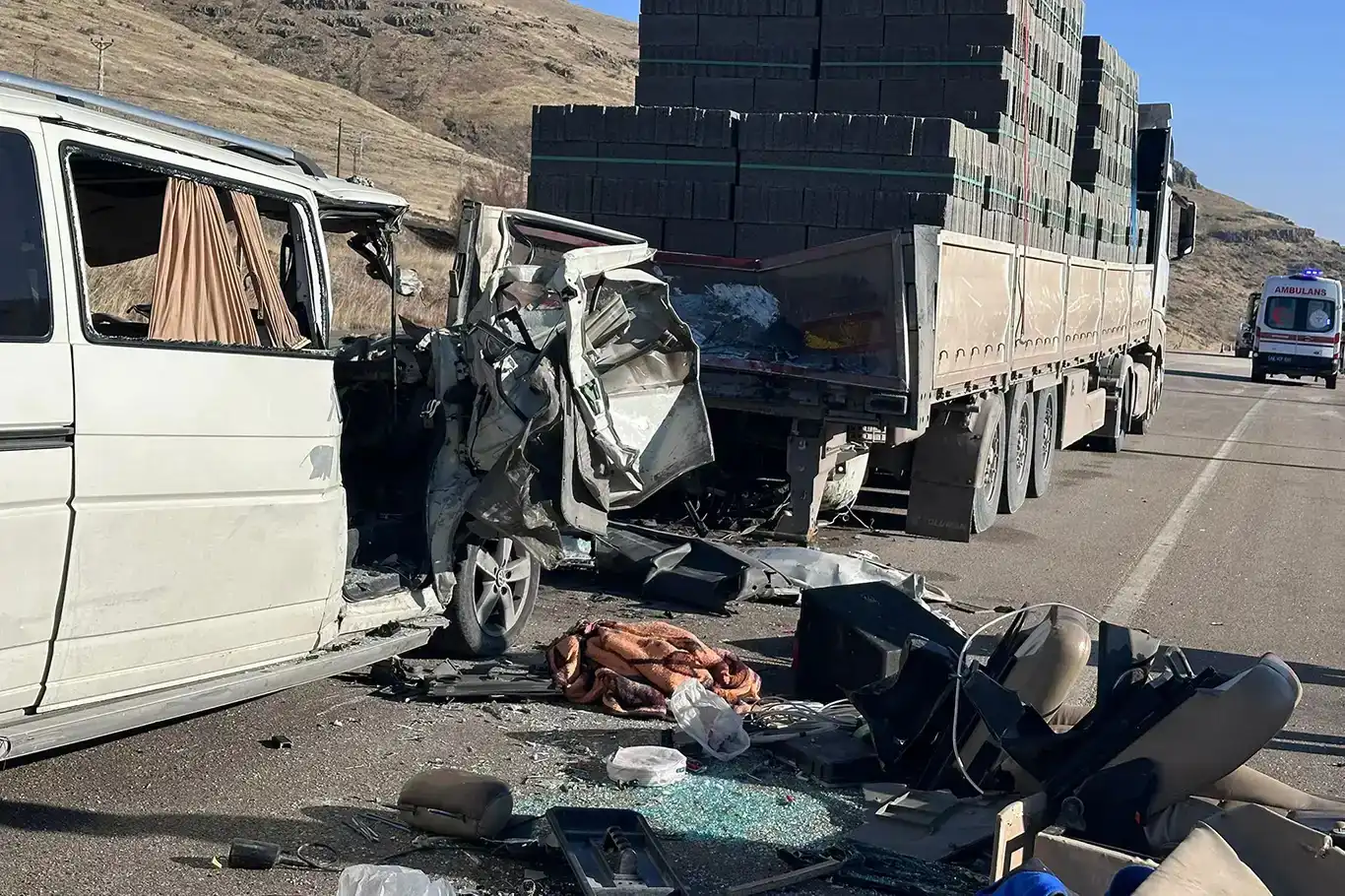 Mînîbûs li Tirê qelibî: 3 mirî