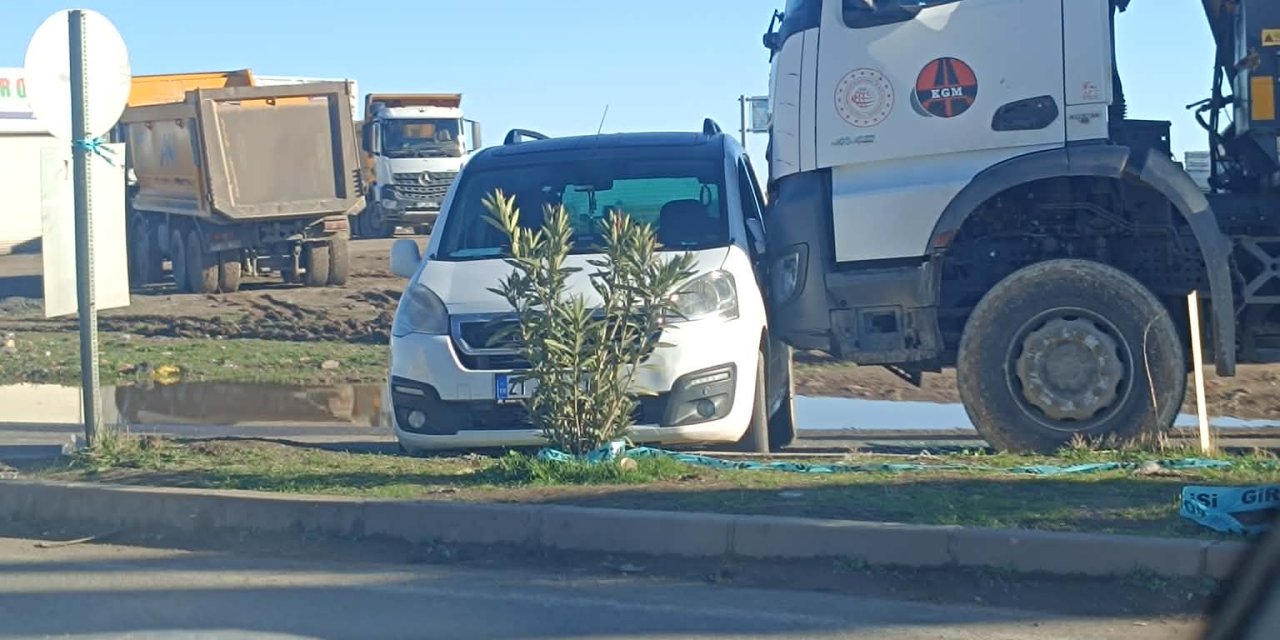 Çınar Ovabağ yolu üzerinde kamyon ile hafif ticari araç çarpıştı