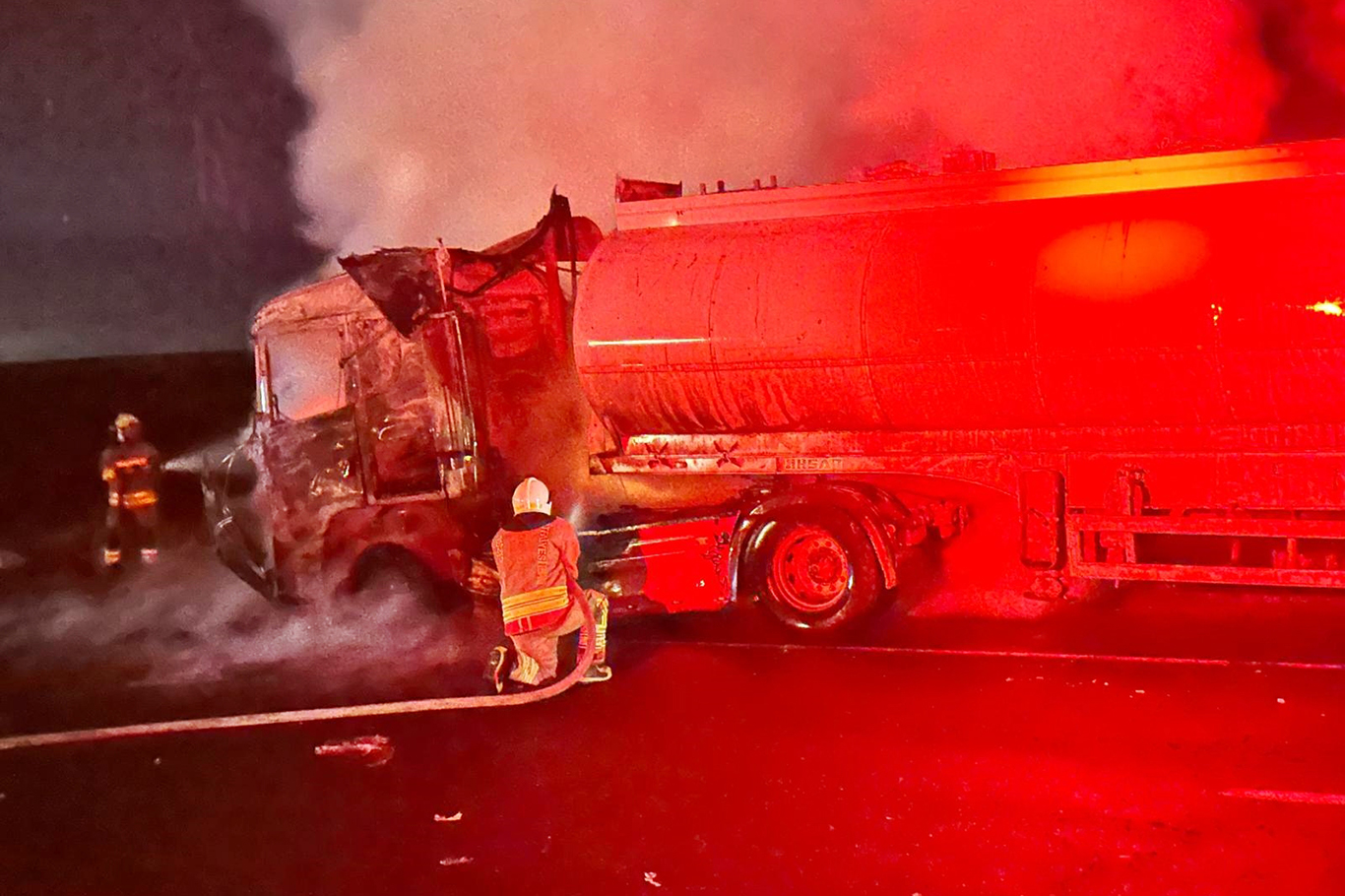 Şırnak’ın Cizre ilçesi ile Nusaybin arasında seyir halindeki tanker alev aldı