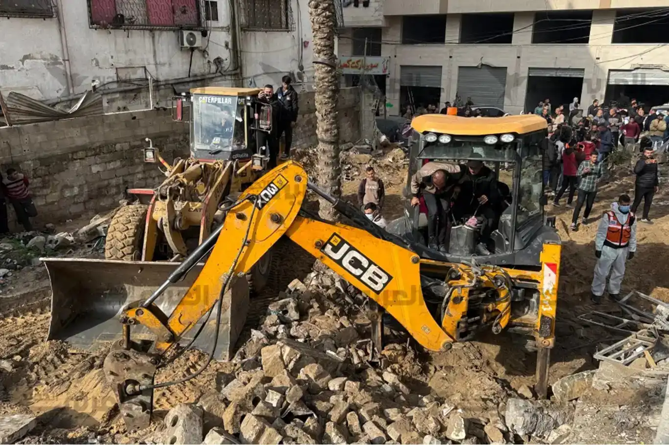 Cenazeyên 14 şehîdan ji bin kavilên xaniyekî li Xezzeyê hatin derxistin