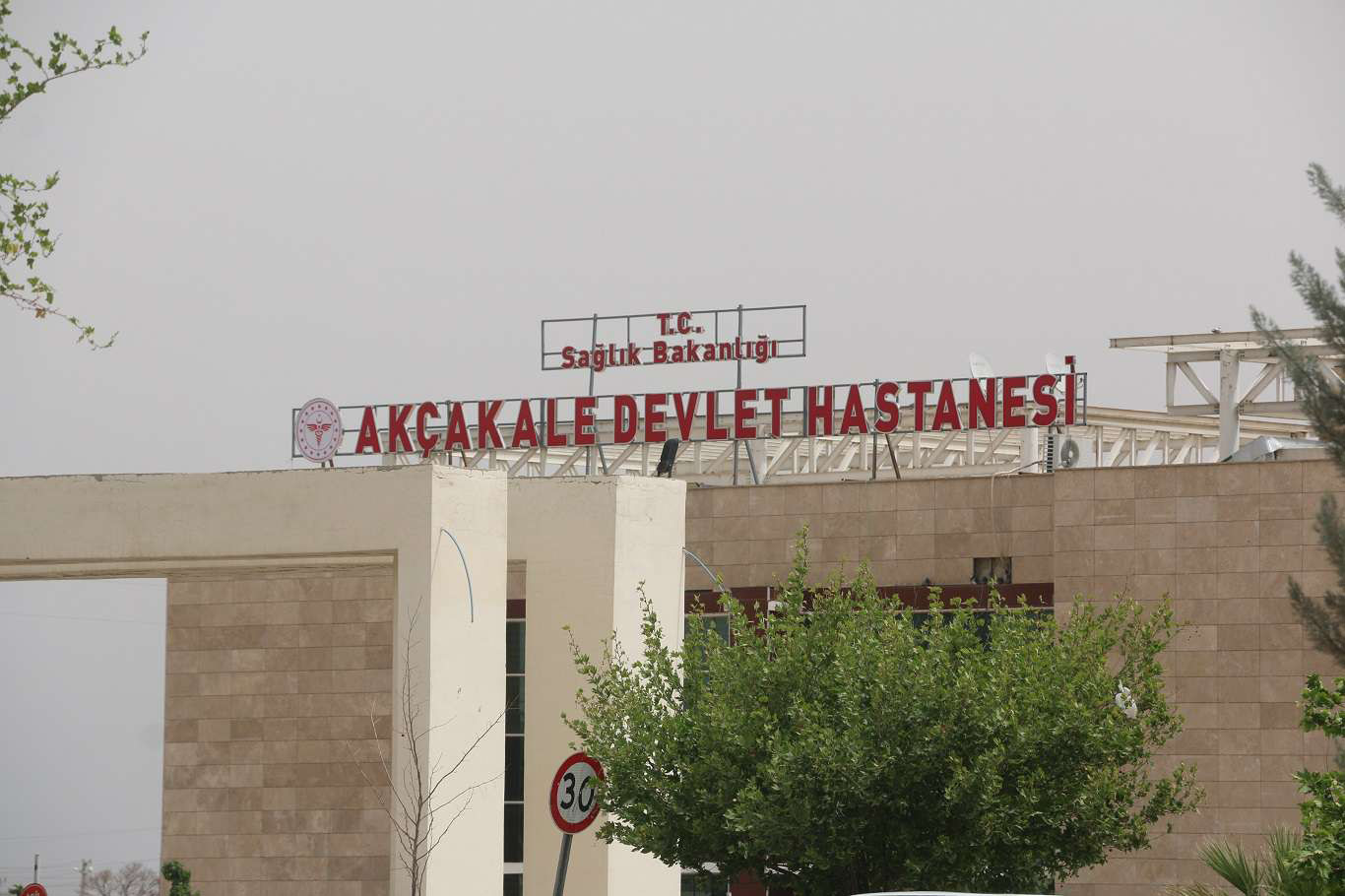 Şanlıurfa’nın Akçakale ilçesinde iki araç kafa kafaya çarpıştı: 1 ölü, 1 ağır yaralı