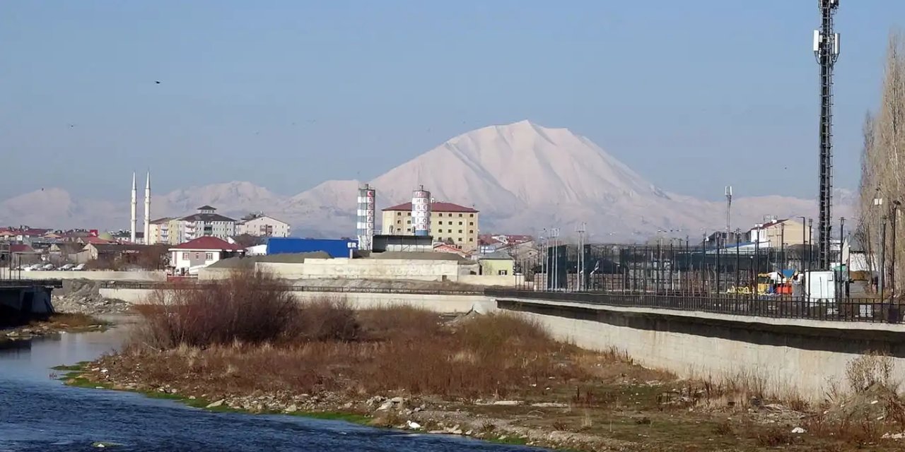 Li Agiriyê du demal bi hev re dijîn: Lûtkeyên çiya spî ne, bajar jî roj e