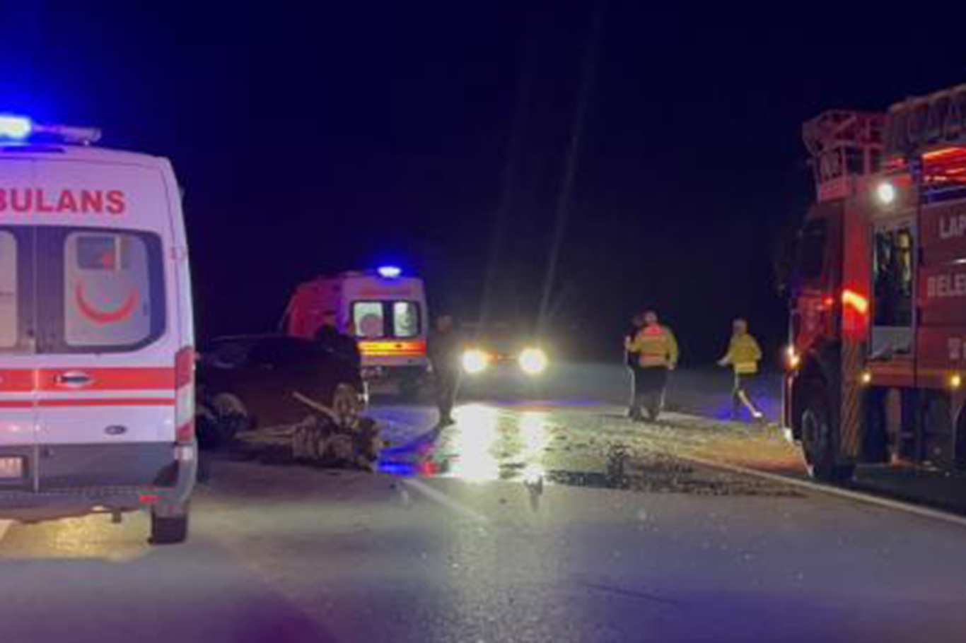 Otomobîleke ku ji ber polîsan reviya, tevlî qezayek tirsnak bû: 5 kes mirin