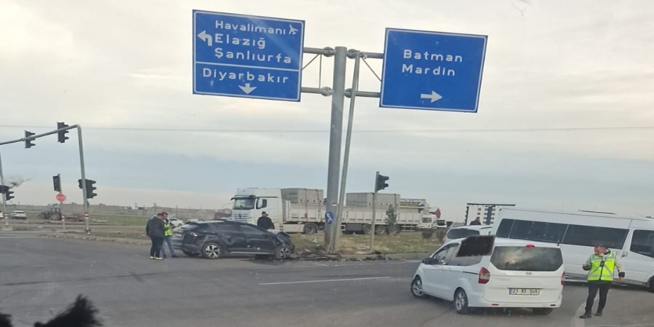 Çınar Ovabağ yolu üzerinde minibüs ile otomobil araç çarpıştı