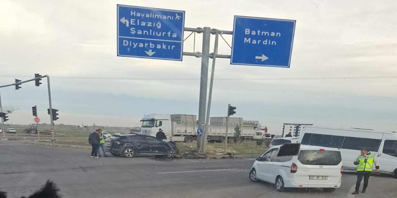 Li ser rêya gundê Qîlwa yê Çinarê mînîbusek û otomobîlek li hev qelibîn.