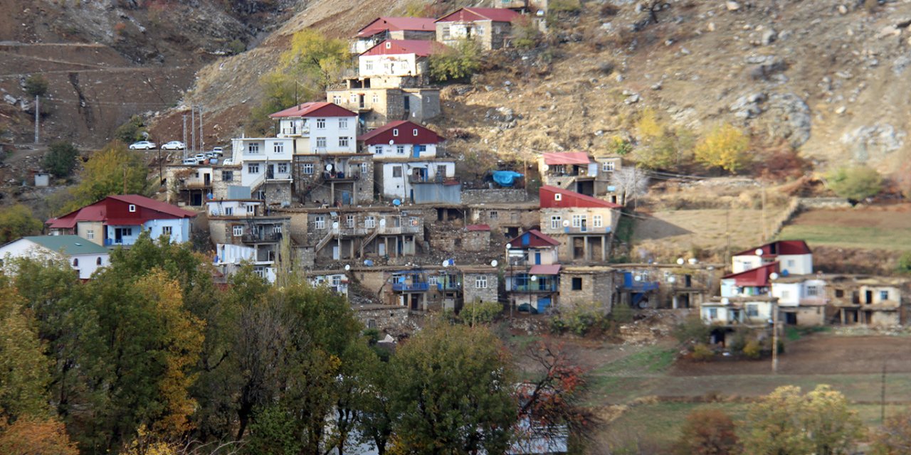 Çüngüş'ün bu mahallesinde su ve yol yok, çocuklar 2 yıldır okula gidemiyor