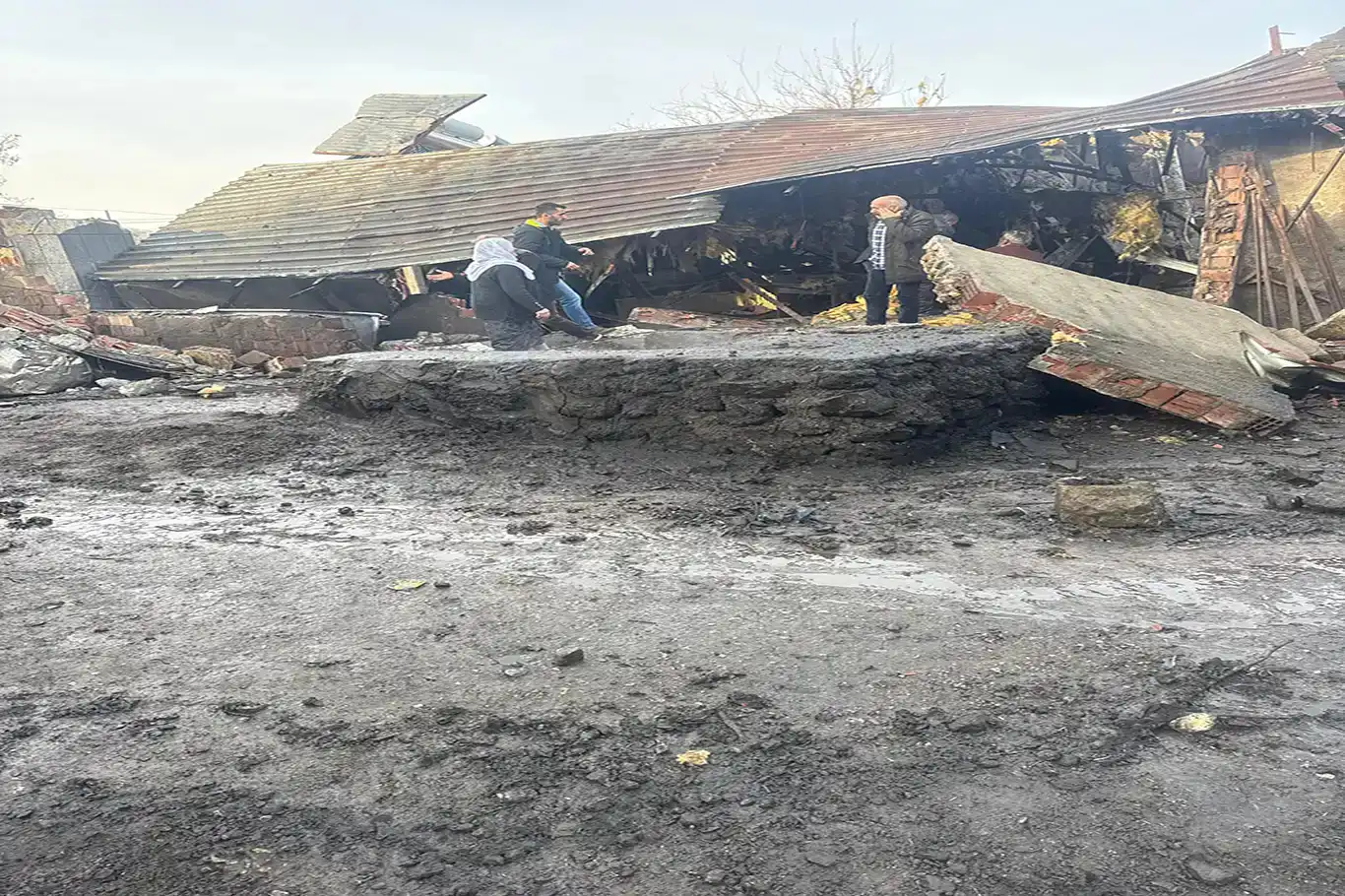 Li navçeya Çêrmûgê ya Dîyarbekirê li kargehek penêr teqîn: 2 jê giran 6 birîndar
