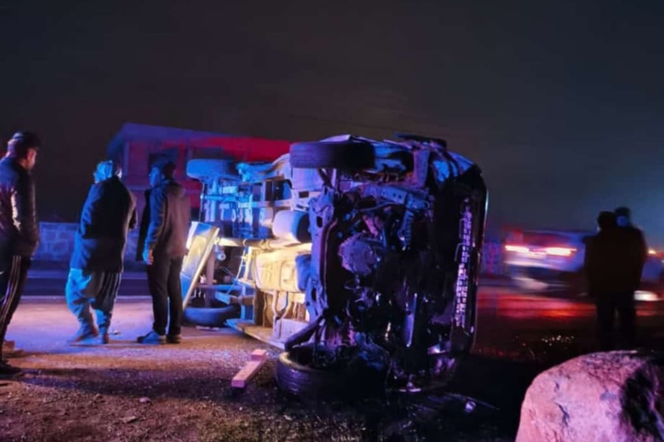 Li Çinarê mînîbusek ji ber ku kûçikê xist qeza kir, 15 kes birîndar bûn