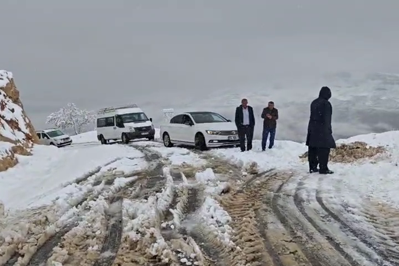 Siirt’te kar nedeniyle mahsur kalan 4 araç kurtarıldı
