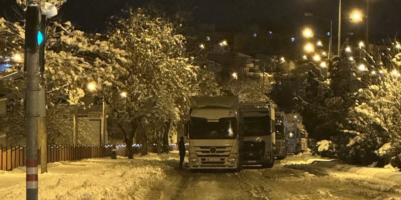 Çınar ilçemizde buzlanma nedeniyle ağır tonajlı araçlar yolda kaldı