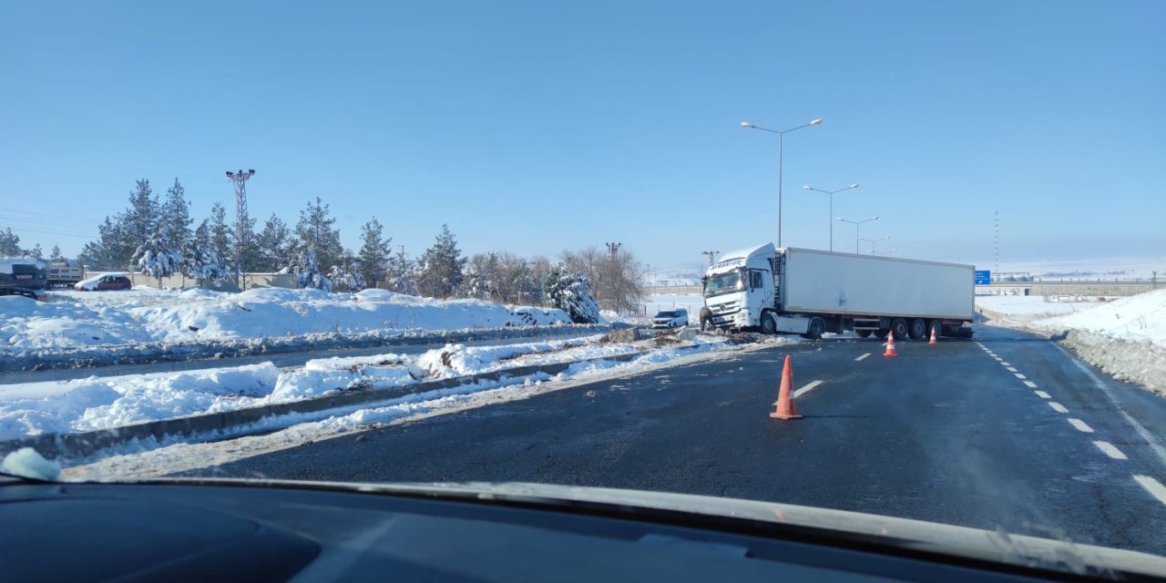 Çınar ilçemizde TIR kamyonu kayganlaşan yolda kaza yaptı