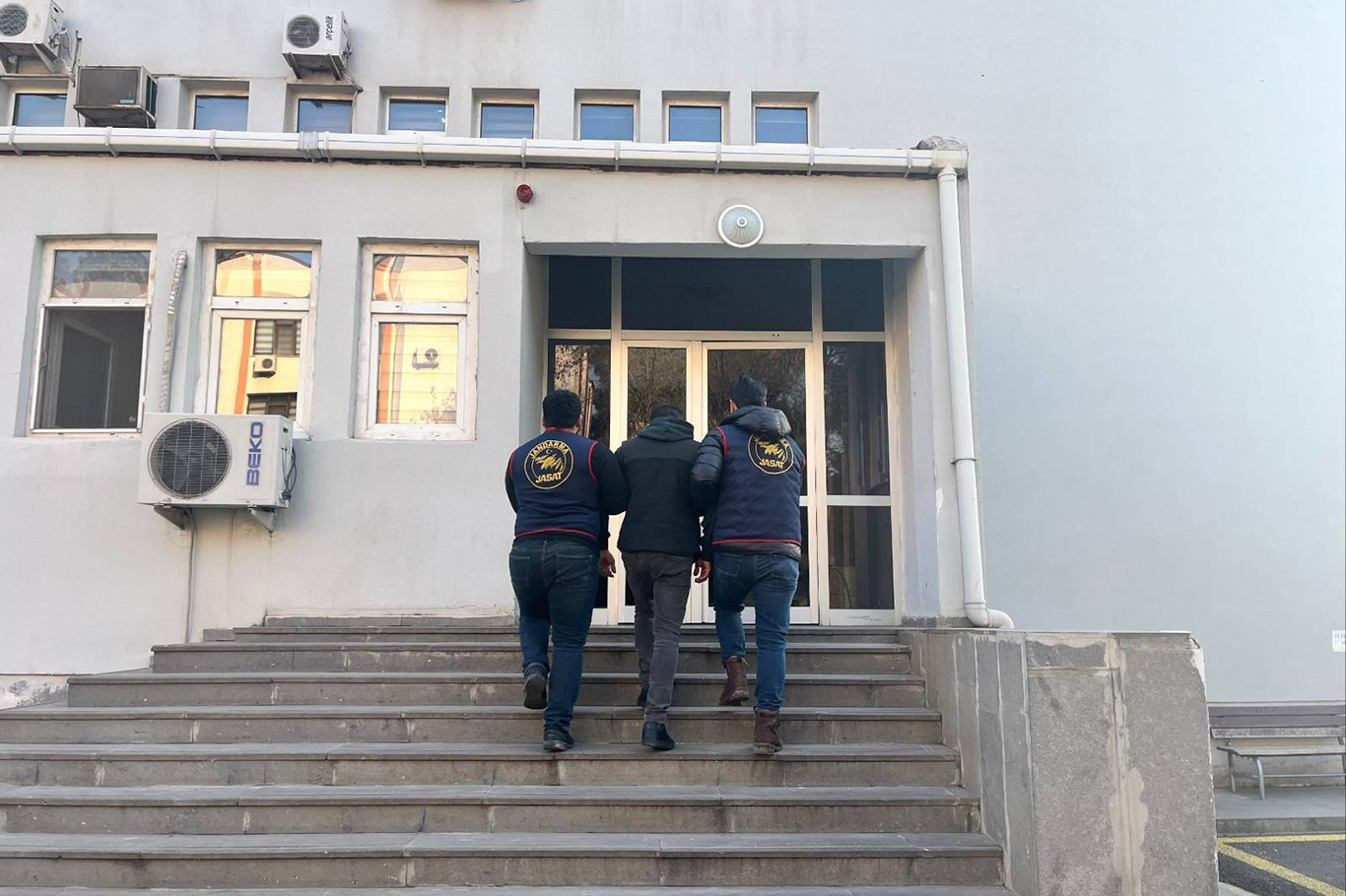 Diyarbakır'da haklarında kesinleşmiş hapis cezası bulunan 90 kişi yakalandı