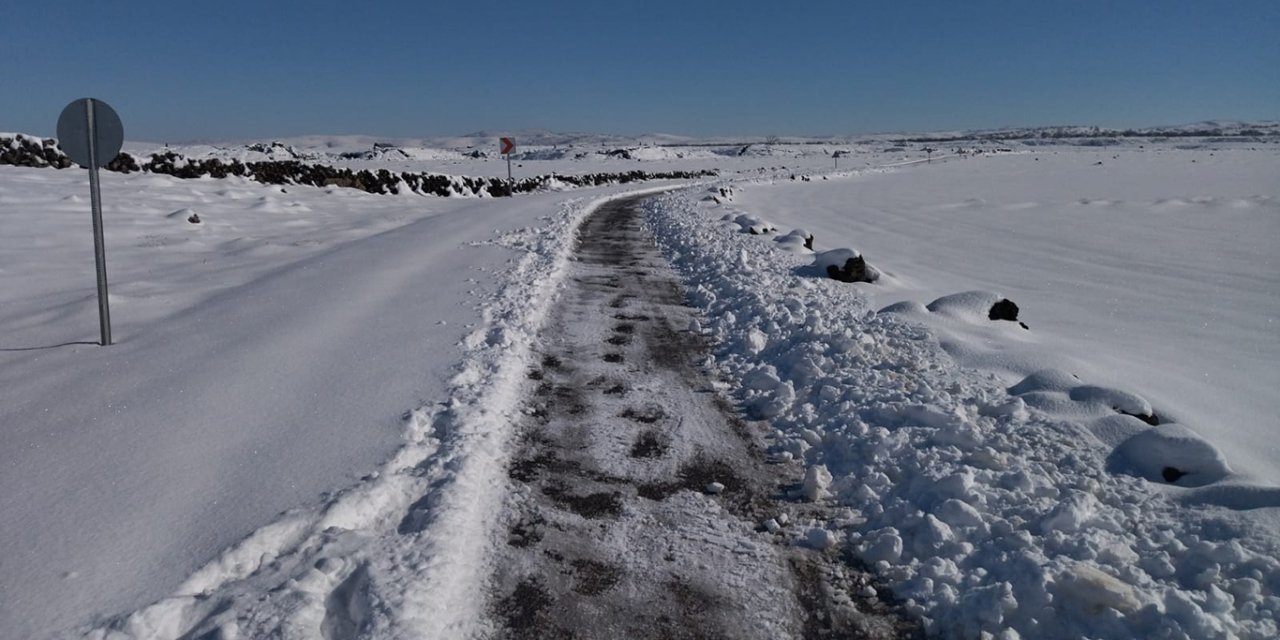 Çınar'da belediyenin açmadığı yolu mahalleli kendi imkanlarıyla açtı