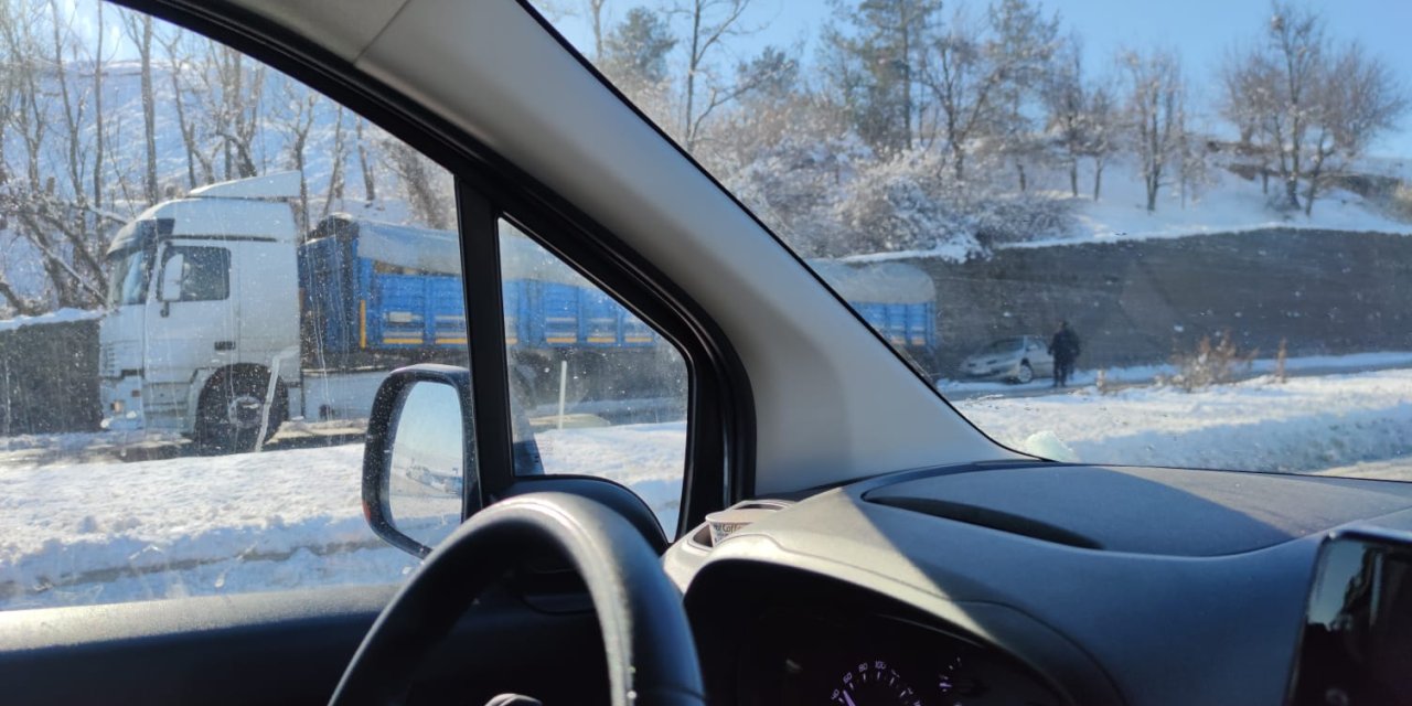 Li Çinarê  otomobîlek ji ber qeşayê rê şemitok bibû qeza kir