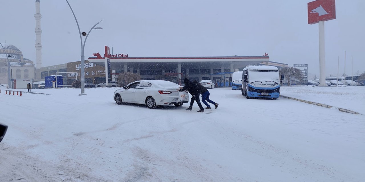 Diyarbakır’da karla mücadele yetersiz kaldı, ulaşım aksadı