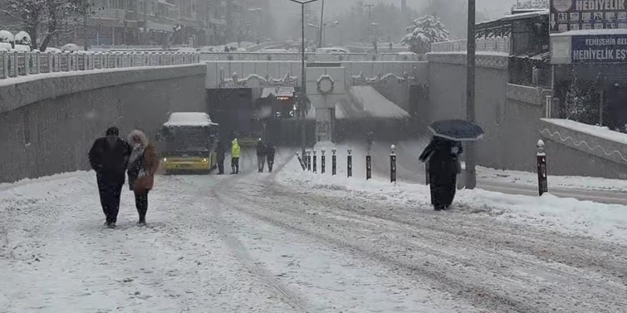 Diyarbakır'da rampayı aşamayan belediye otobüsleri vatandaşları yol ortasında indirdi