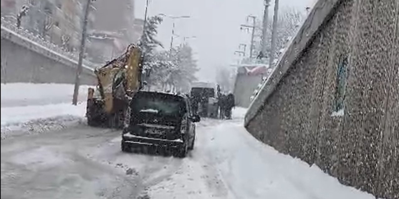 Diyarbakır'da bu görüntülerin ardından ofis alt geçidi ulaşıma kapandı