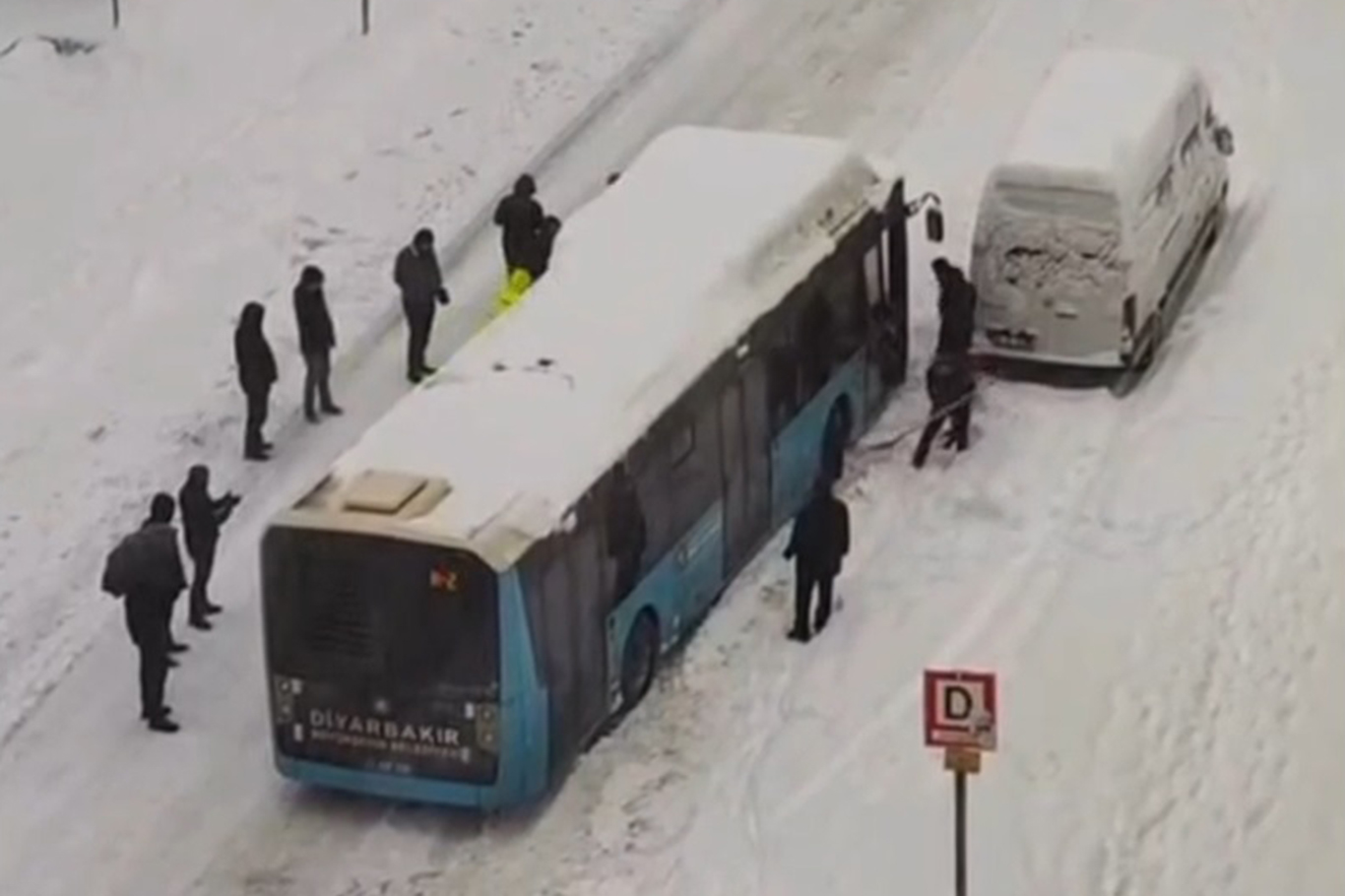 Diyarbakır'da araçlar yolda kaldı, yolcular iteleyerek müdahale etti