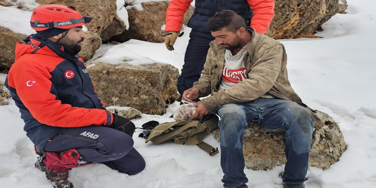 Mardin’in Midyat ilçesinde karda mahsur kalan çoban kurtarıldı