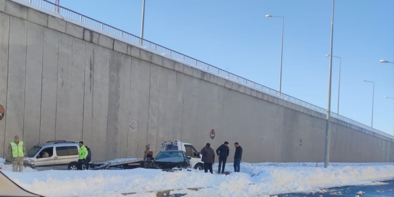 Çınar ilçemizde iki otomobil kayganlaşan yolda kaza yaptı