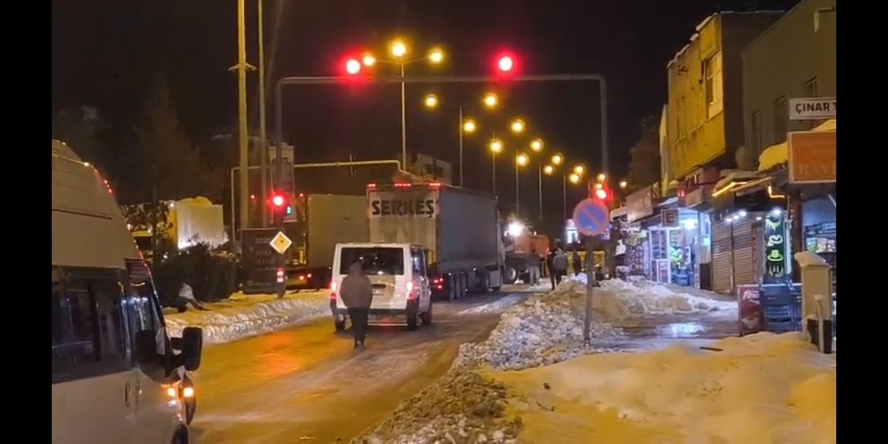 Çınar'da buzlanma nedeniyle onlarca araç yolda kaldı