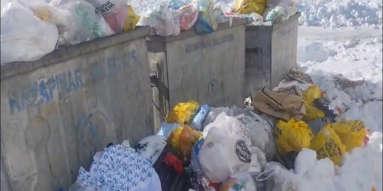 Diyarbakır’da çöp konteynerleri taştı, vatandaşlar tepkili