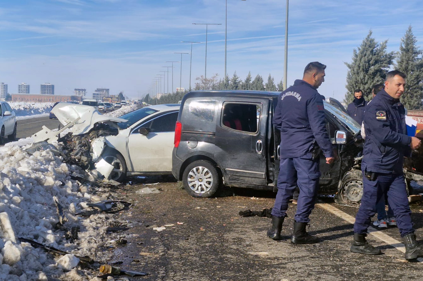 Diyarbakır'da gizli buzlanma kazaya neden oldu: 12 yaralı