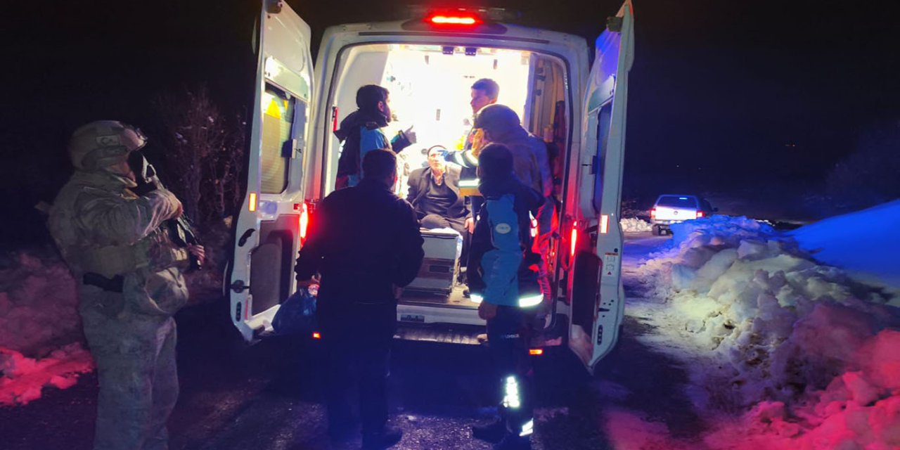 Lice'de karla kaplı mahallede hastaya ulaşmak için yoğun mesai harcandı