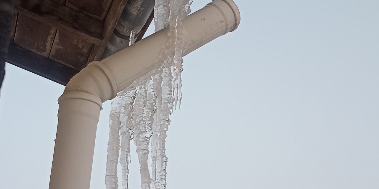 Çınar ilçemizde yaklaşık 1 metrelik buz sarkıtları oluştu