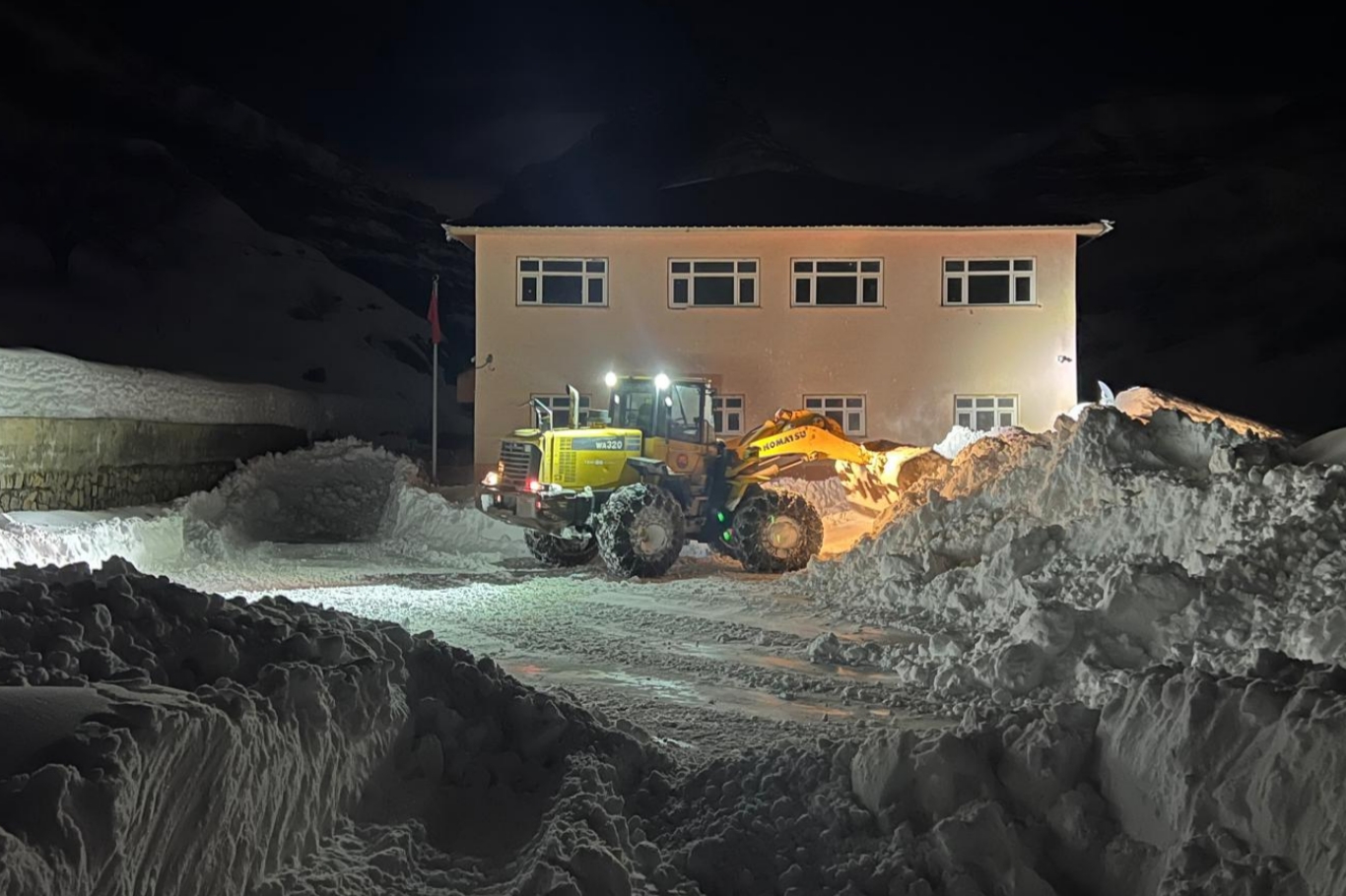 Şırnak'ta çığ nedeniyle kapanan köy yolları açıldı