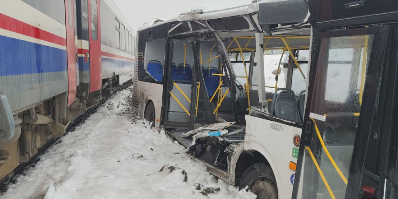 Diyarbakır'da tren belediye otobüsüne çarptı: Facianın eşiğinden dönüldü