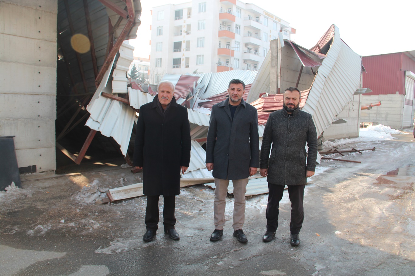 Batman'da çatılar çöktü, ürünler zarar gördü: Buğday pazarı esnafından destek çağrısı