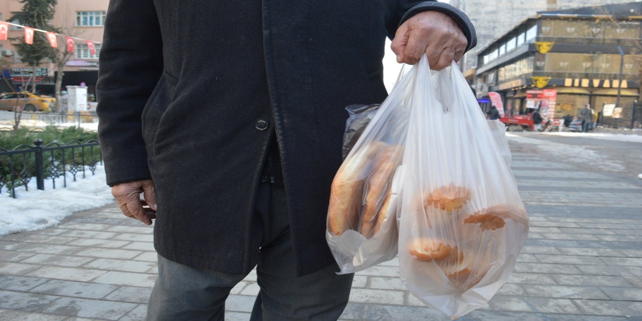 Emeklilerden tepki: Bu maaşla açlıktan başka bir şey gelmez