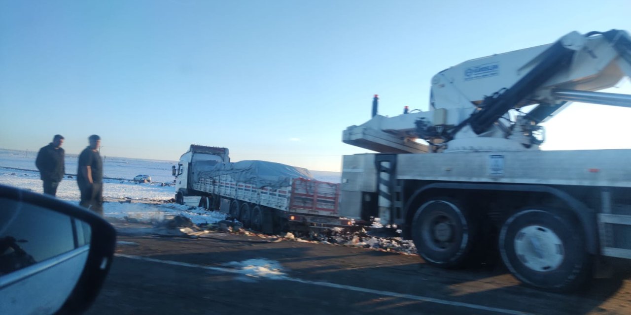 Diyarbakır'da kontrolden çıkan TIR yoldan çıktı