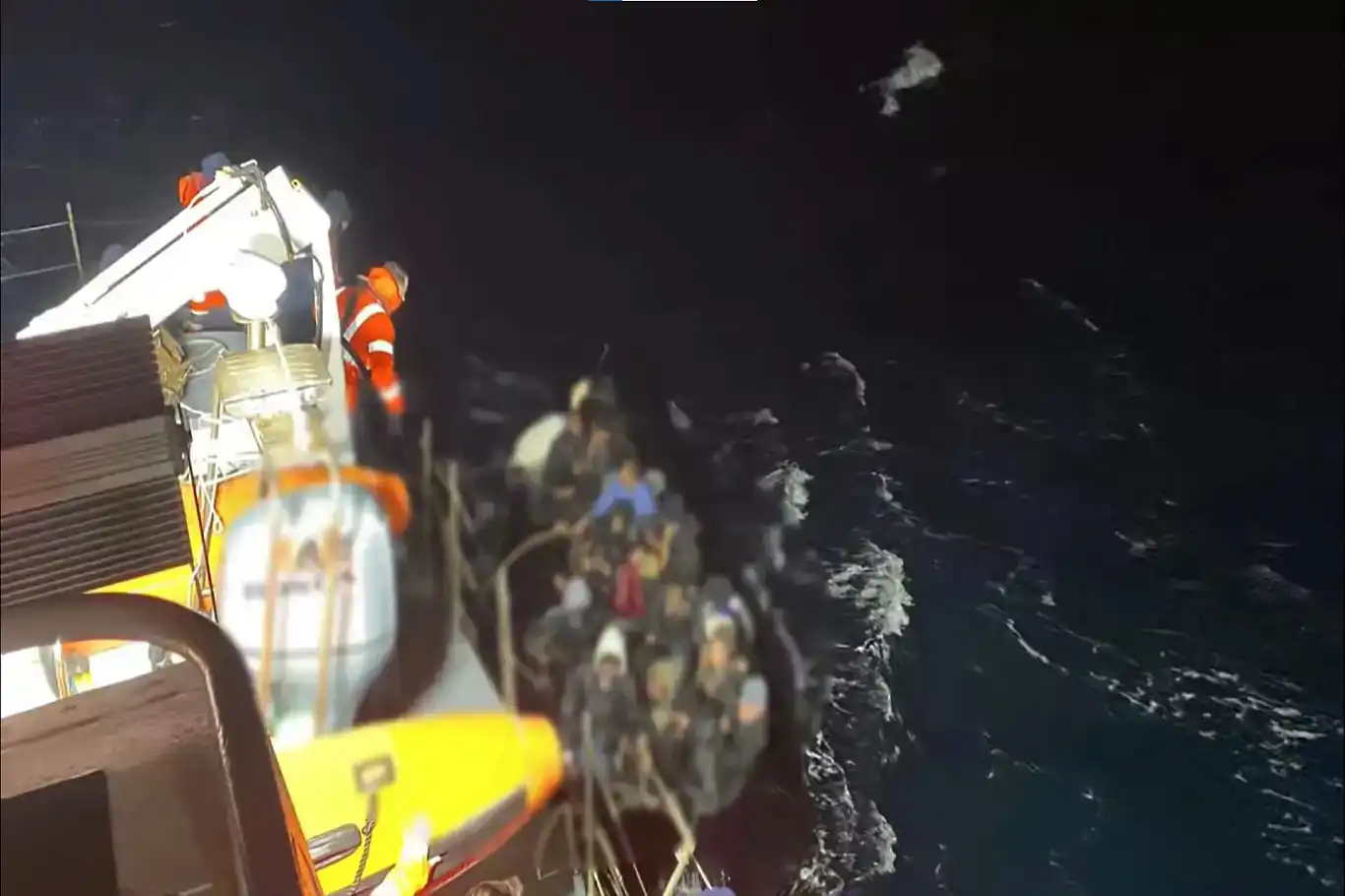 Li peravên Îzmîrê keleka koçberan bin av bû: 1 mirî, 7 winda