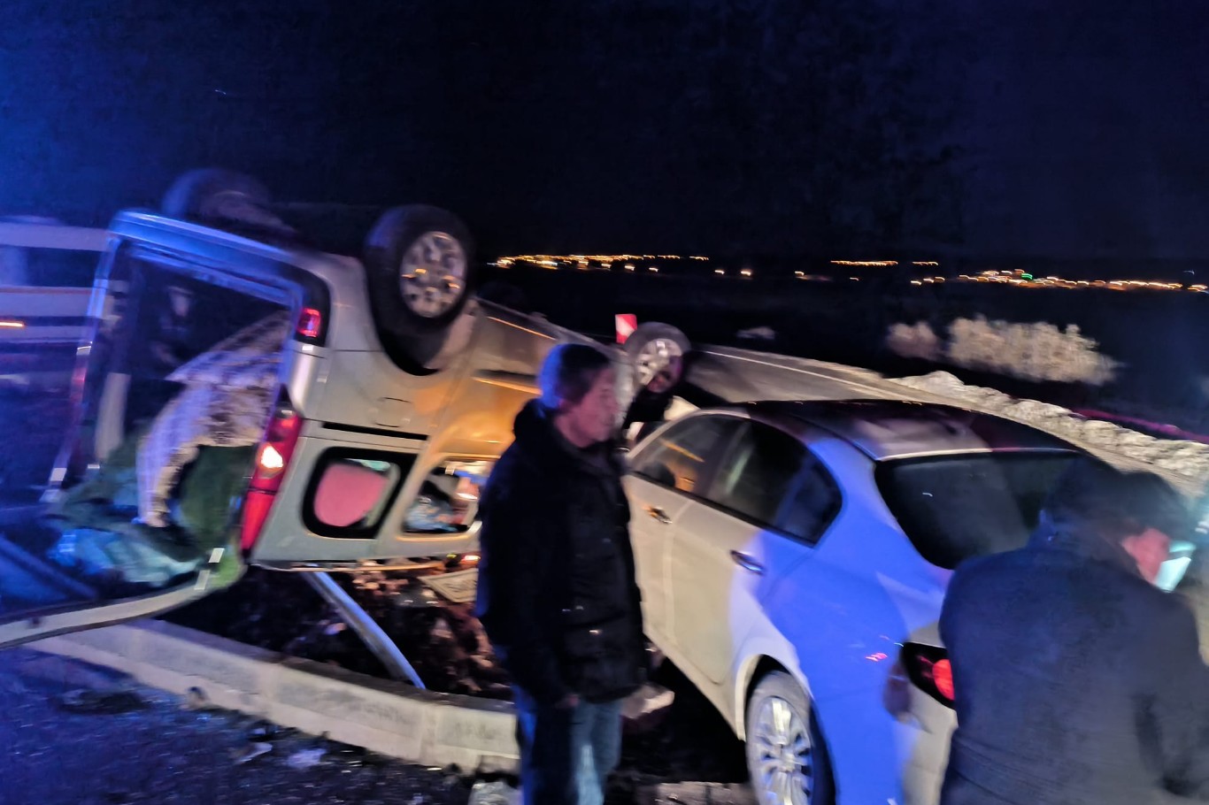 Mardin’in Ömerli ilçesinde hafif ticari araç ile otomobil çarpıştı: 8 yaralı