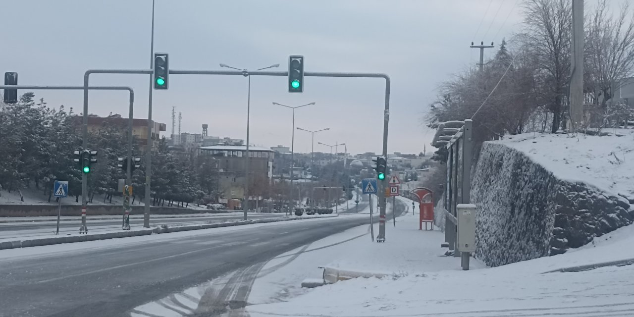 Çınar ilçemiz güne kar yağışı uyandı