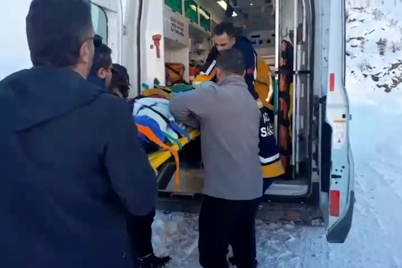 Siirt’in Şirvan ilçesinde kar temizlerken düşen 16 yaşındaki genç ekiplerce kurtarıldı