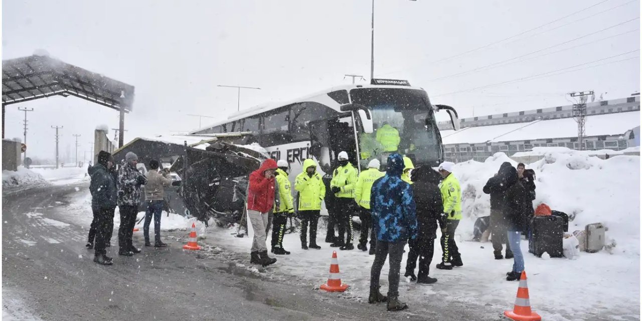 Diyarbakır'dan Van'a giden yolcu otobüsü polis kontrol noktasına daldı