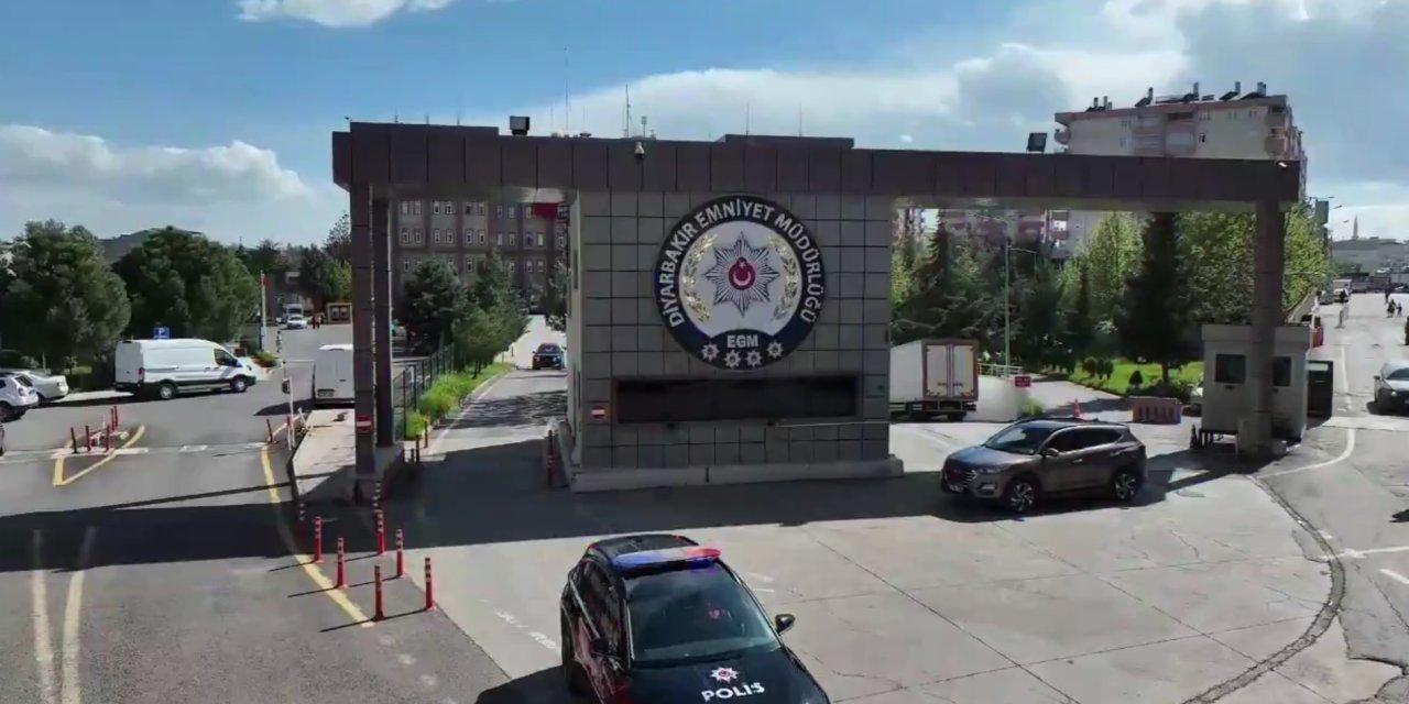 Diyarbakır İl Emniyet Müdürlüğüne el yapımı patlayıcı ile saldırı yapıldı