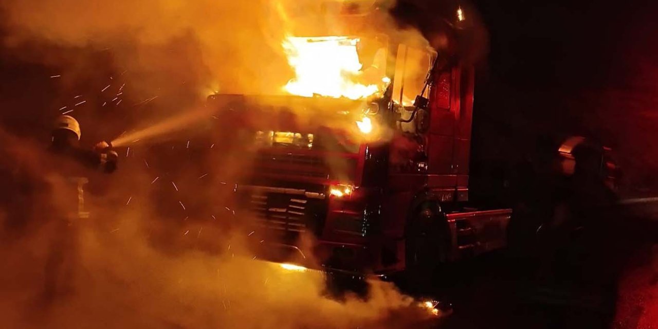 Şanlıurfa'nın Eyyübiye ilçesinde araç yangını: Alevler kontrol altına alındı