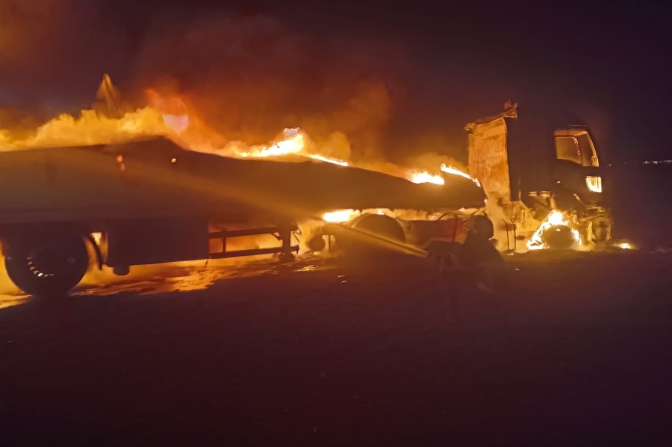 Mardin’in Nusaybin ilçesinde seyir halindeki tır alev aldı, geriye demir yığını kaldı