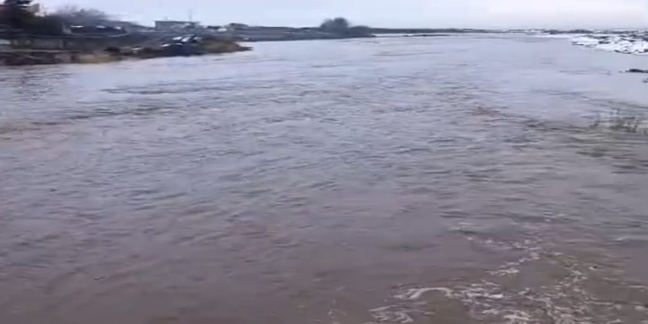 Li Çinarê, bi baranên dawî re çem û rûbar herikîn û di sere avêtin