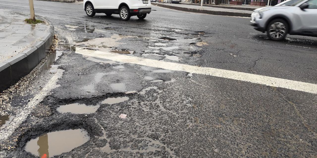 Diyarbakır'da kar eridi, bozuk yollar gün yüzüne çıktı