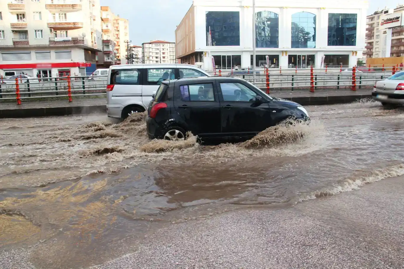 Meteorolojiyê li seranserê welat ji ber barana zêde, bahoz û aşîtê hişyarî da