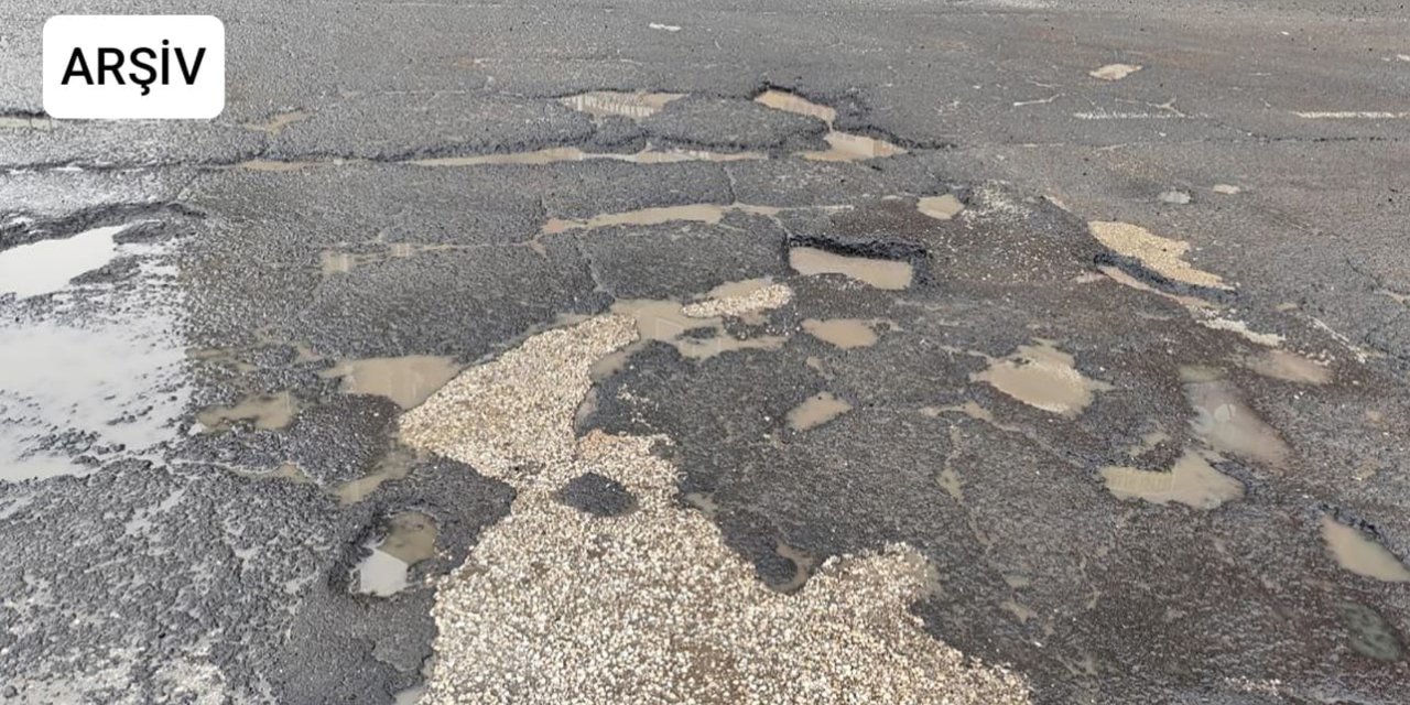 Eski Derik yolu köstebek yuvasına dönmüş durumda